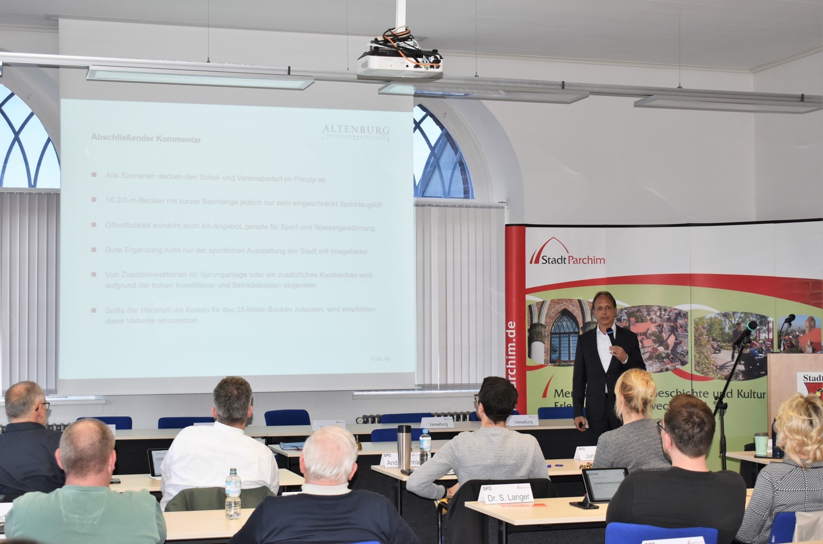 Unternehmensberater Dietmar Altenburg präsentierte die Machbarkeitsstudie zum Bau einer Schwimmhalle in der Kreisstadt Parchim im Rahmen einer außerplanmäßigen Sitzung der Parchimer Stadtvertretung. 