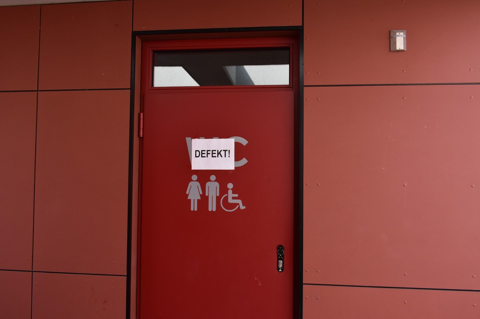 Das öffentliche WC am Mönchhof muss vorerst geschlossen bleiben. 