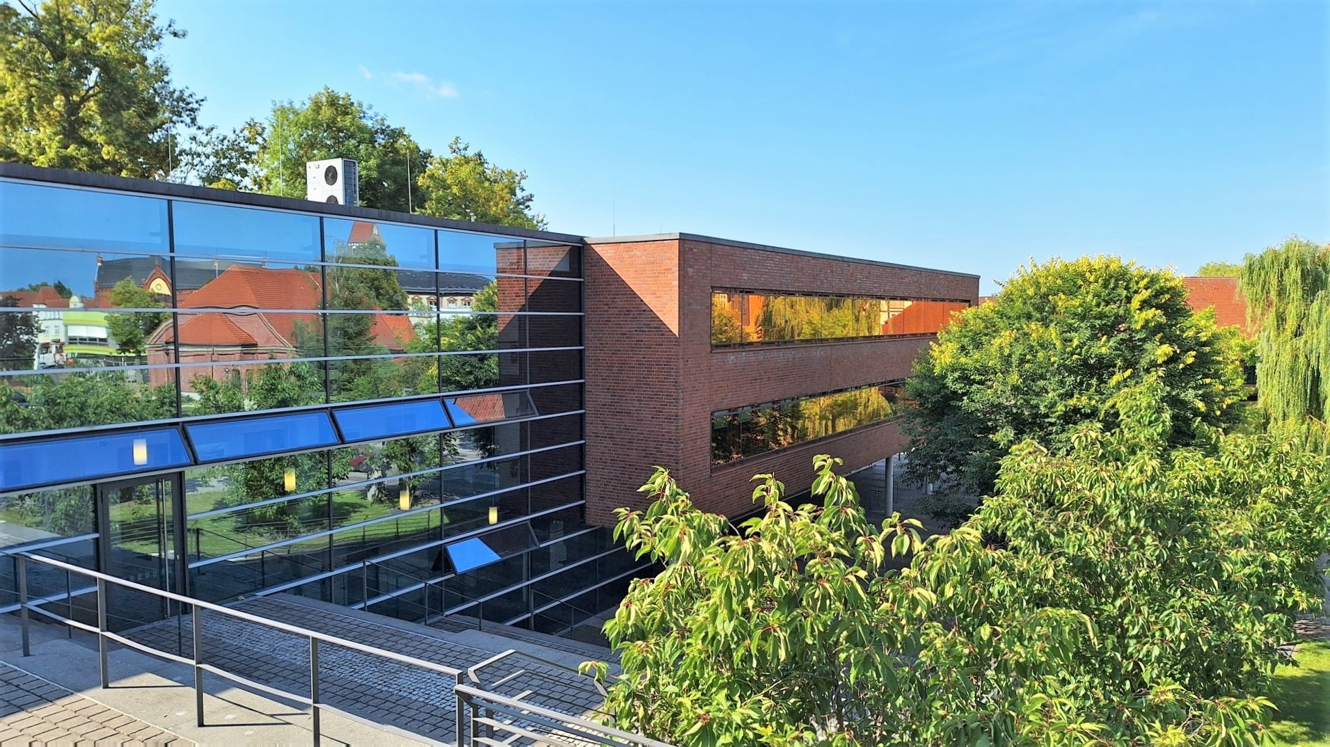 Die Stadtverwaltung Parchim ist vor Ort und digital erreichbar. 