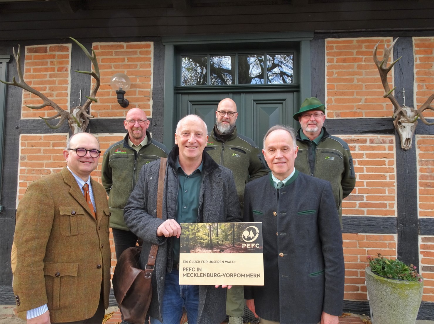 Vor-Ort-Audit auf dem Forsthof in Kiekindemark: im Vordergrund v.l.n.r. Hubertus Ritter von Kempski, Frank Schmidt, Dr. Karl Gruss, im Hintergrund v.l.n.r. Danilo Klaus, Nils Engelhard, Frank Möller. 