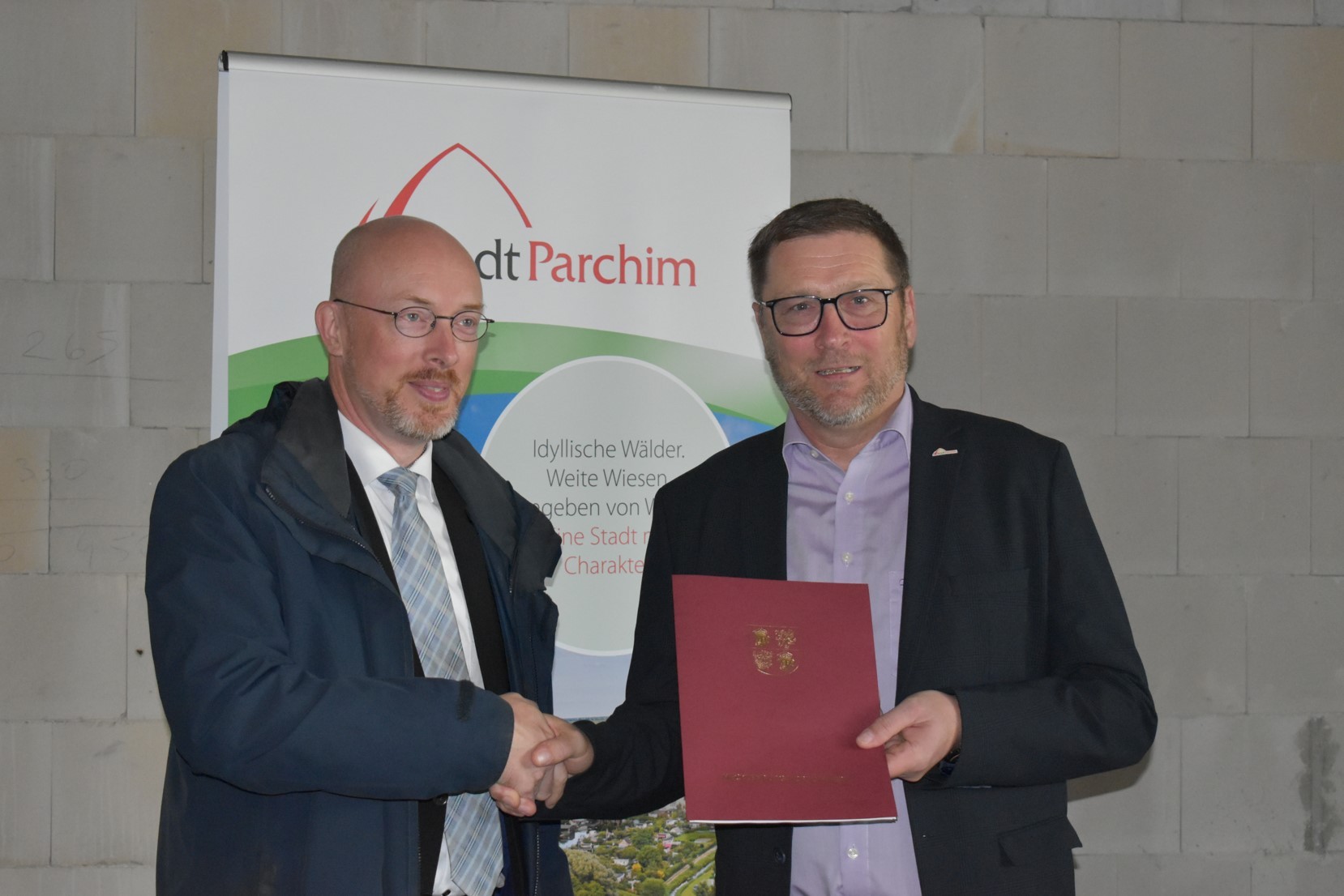 Der Minister für Inneres, Bau und Digitalisierung des Landes Mecklenburg-Vorpommern, Christian Pegel, überreicht den Zuwendungsbescheid aus Mitteln des „Europäischen Fonds für Regionale Entwicklung“ (EFRE) an den Parchimer Bürgermeister Dirk Flörke. 