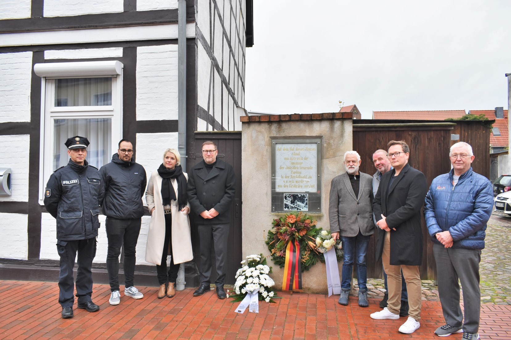 Stilles Gedenken am Ort der ehemaligen Synagoge.