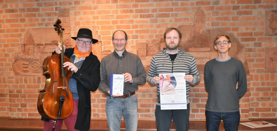 Vereinen Literatur und Musik: Autor Armin Hey, Musiker Volker Schubert, Sebastian Boeske und Sergej Krebs von der Stadt Parchim.