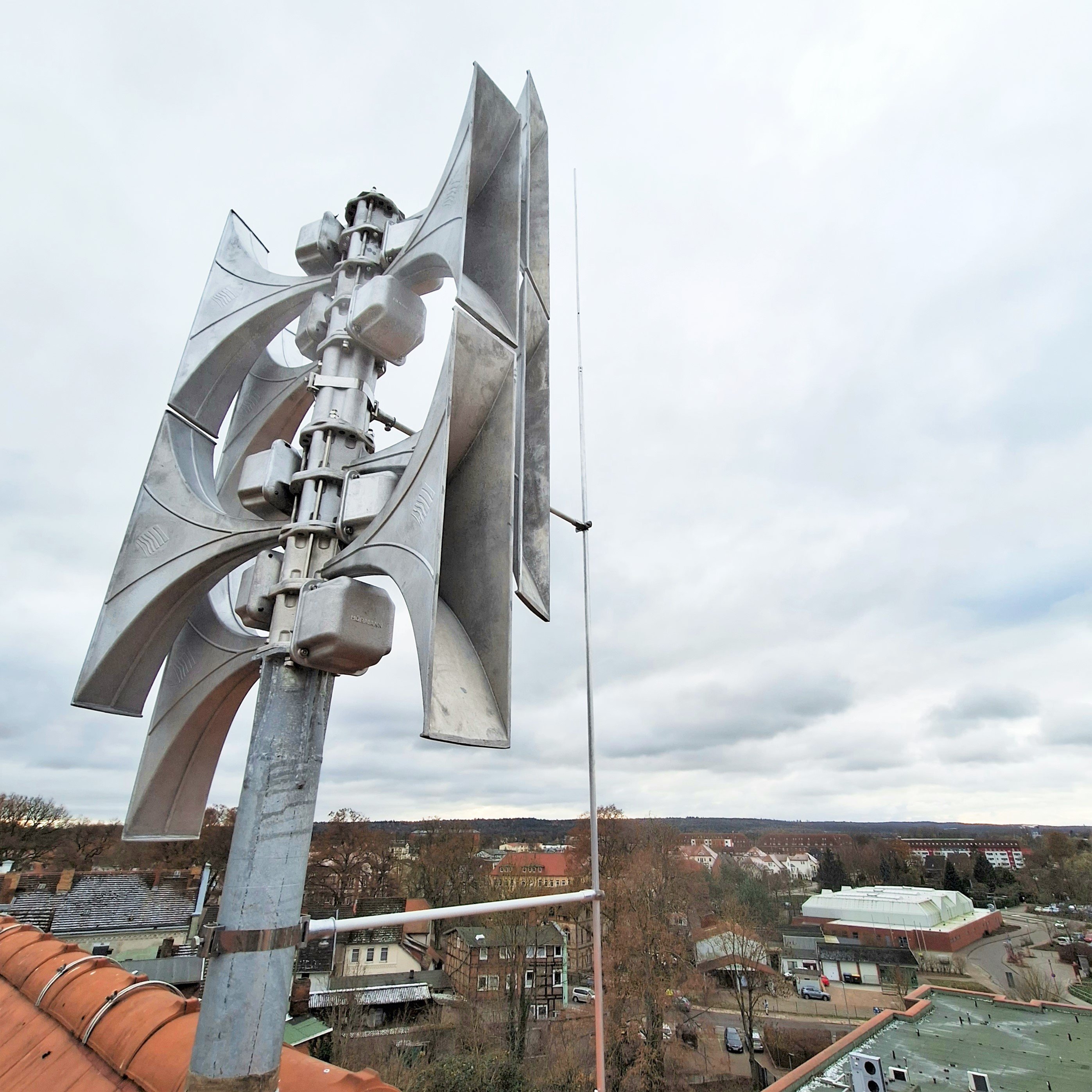 Werden zukünftig wieder am Samstagmittag zur Probe heulen: Die neuen Sirenen über der Kreisstadt Parchim. 