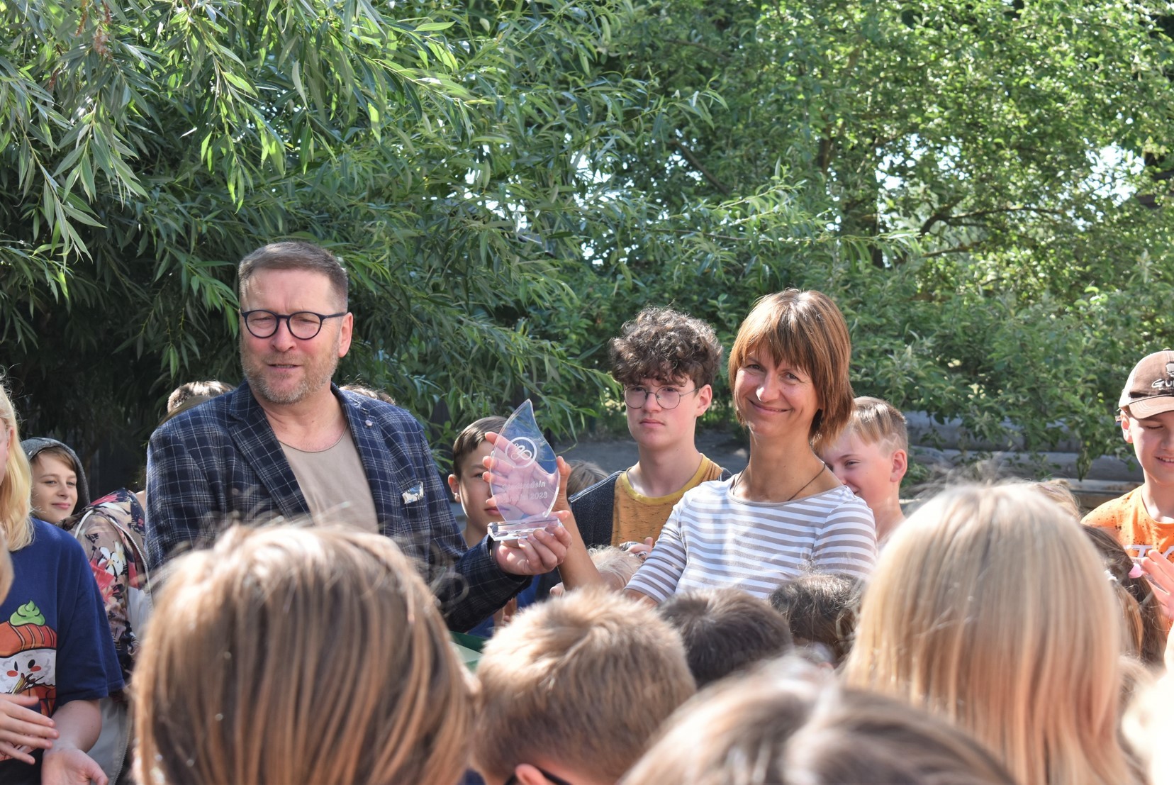 Große Freude herrschte unter den Kindern der Paulo-Freire-Schule, als Schulleiterin Svea Brade den Siegerpokal überreicht bekam. 