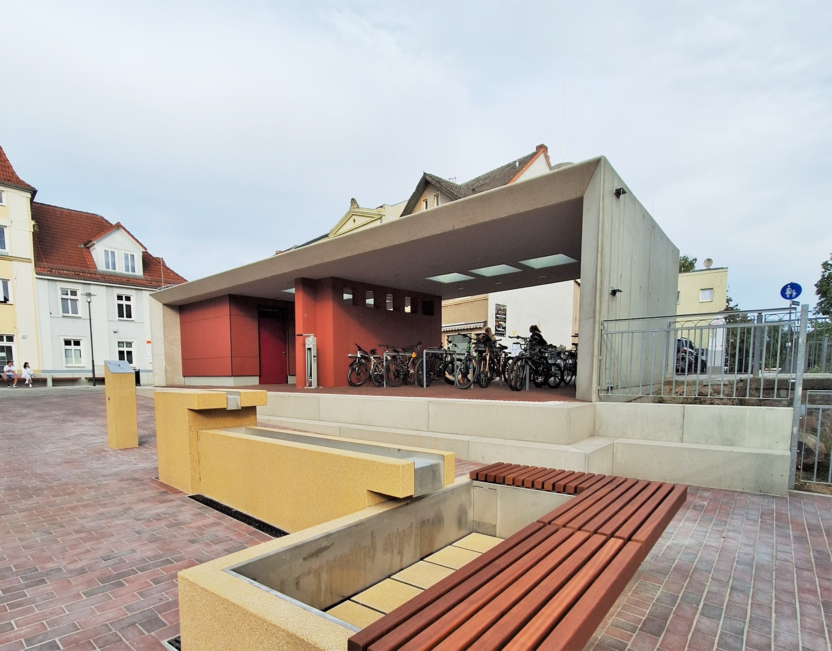 Die Fahrradstation am Mönchhof hält ein öffentliches, barrierefreies WC und einen Wickeltisch bereit.