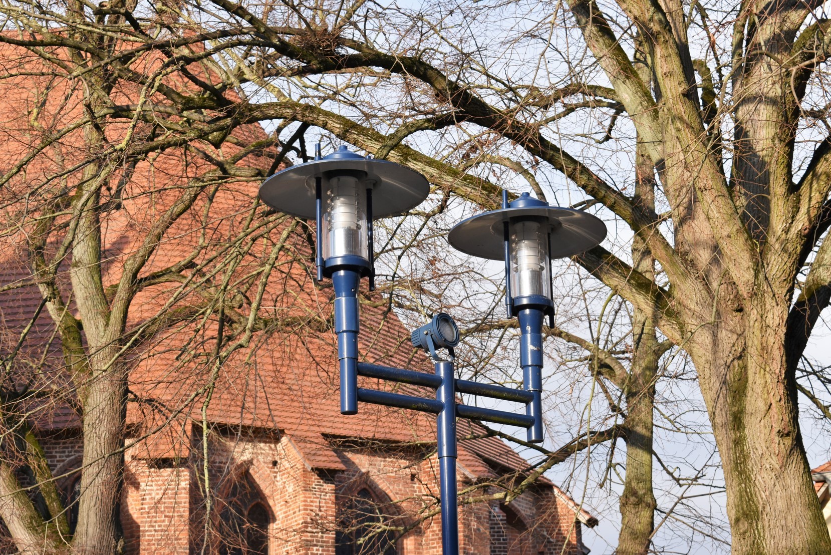 Bei Lampen mit Doppelauslegern bleibt künftig eine der beiden Leuchten ausgeschaltet. 