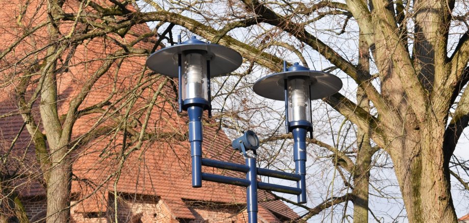 Bei Lampen mit Doppelauslegern bleibt künftig eine der beiden Leuchten ausgeschaltet. 