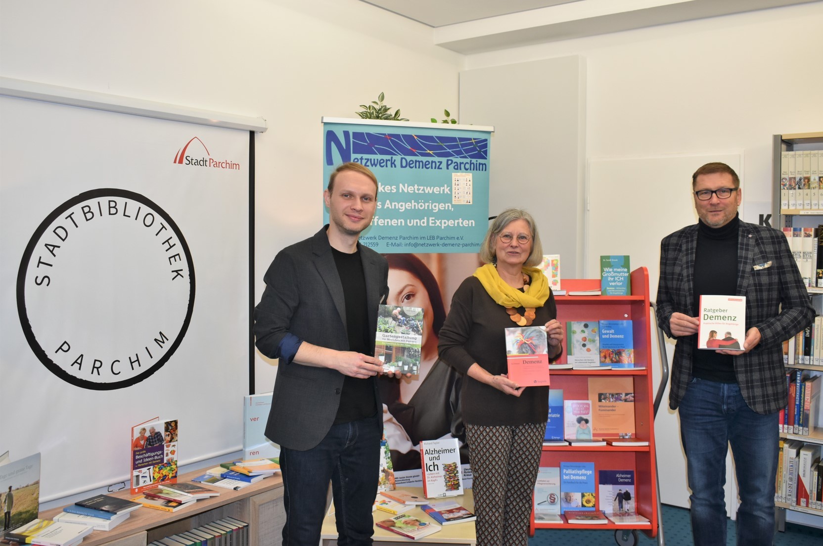 Übergabe der Mediathek des Netzwerkes Demenz Parchim an die Stadtbibliothek Parchim: Leiter der Bibliothek Goran Misaljevic, Sabine Uhlig von Netzwerk Demenz Parchim und Bürgermeister Dirk Flörke