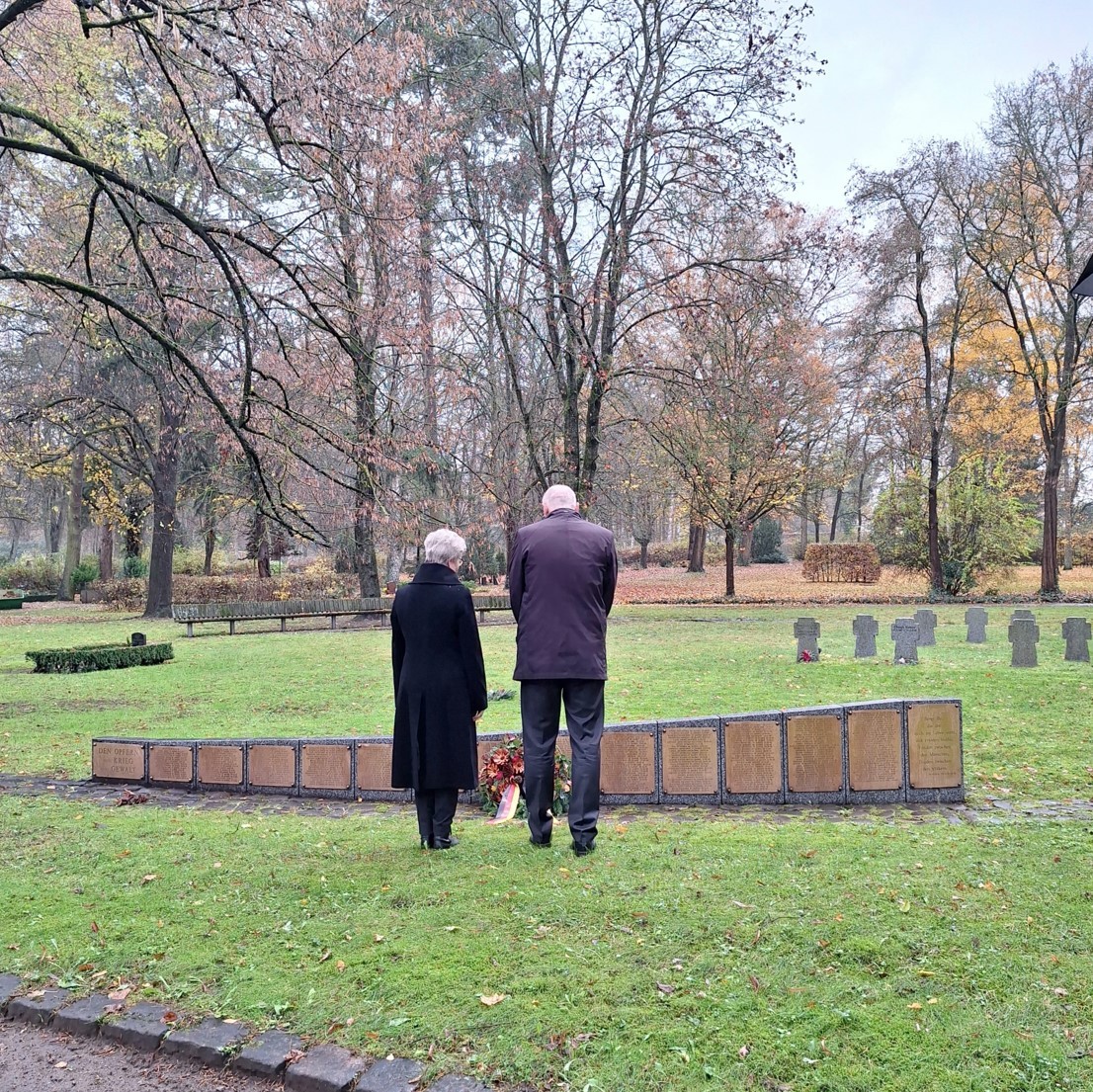 In stillem Gedenken am Volkstrauertag: Stadtpräsidentin Ilka Rohr und der stellvertretende Bürgermeister Frank Schmidt auf dem Parchimer Neuen Friedhof. 