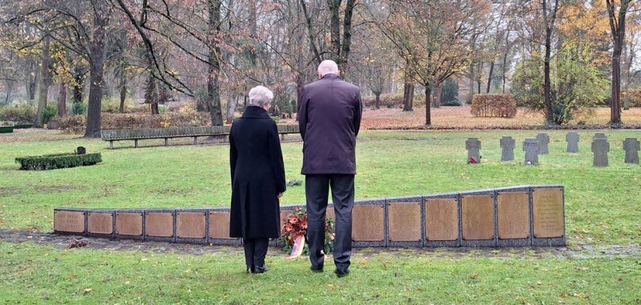 In stillem Gedenken am Volkstrauertag: Stadtpräsidentin Ilka Rohr und der stellvertretende Bürgermeister Frank Schmidt auf dem Parchimer Neuen Friedhof. 
