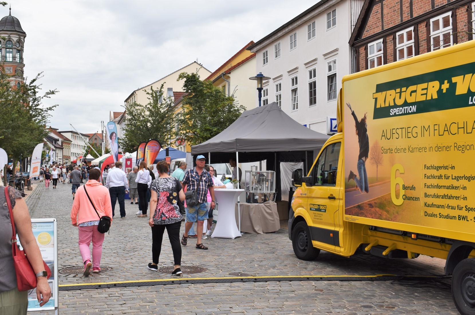 Ein Erfolgskonzept: Auf der „Parchimer Wirtschaftsmeile“ werden Unternehmen und Arbeitskräfte in ungezwungener Atmosphäre während des Stadtfestes zusammengebracht.