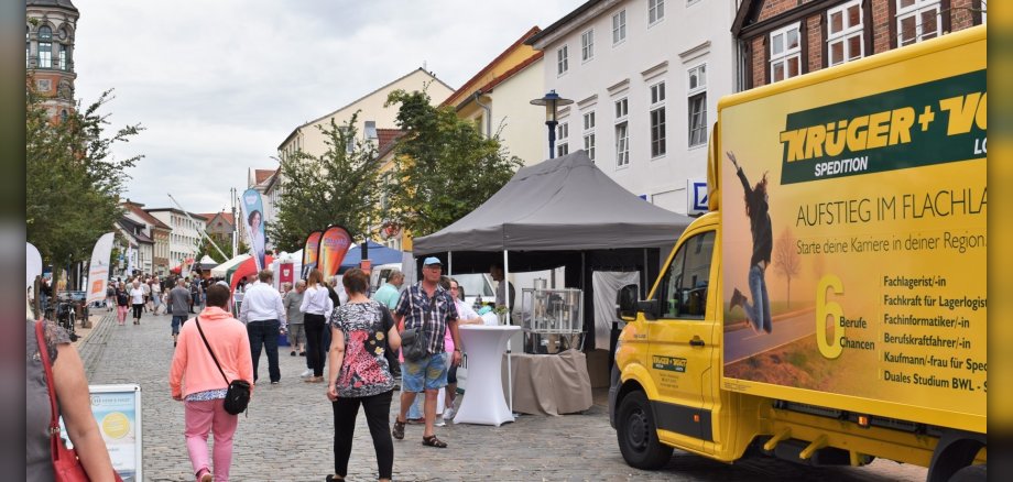 Ein Erfolgskonzept: Auf der „Parchimer Wirtschaftsmeile“ werden Unternehmen und Arbeitskräfte in ungezwungener Atmosphäre während des Stadtfestes zusammengebracht.