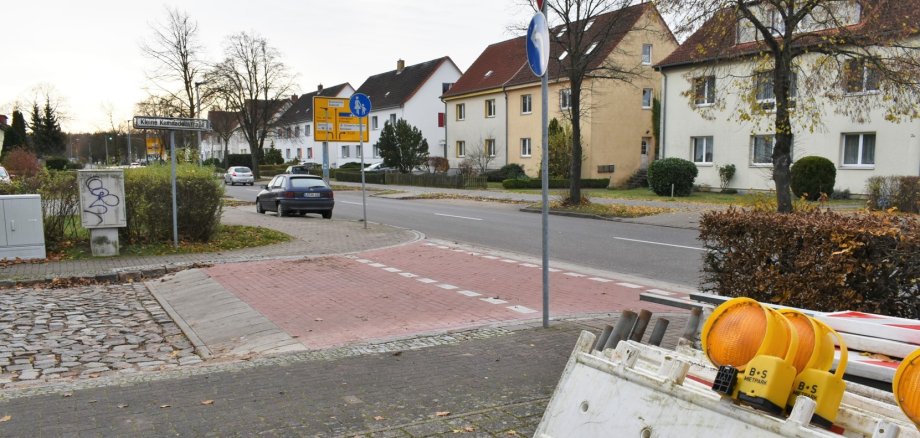 An der Einmündung der Kleinen Kemnadenstraße in die Putlitzer Straße sind die Aufpflasterungen bereits fertig gestellt.