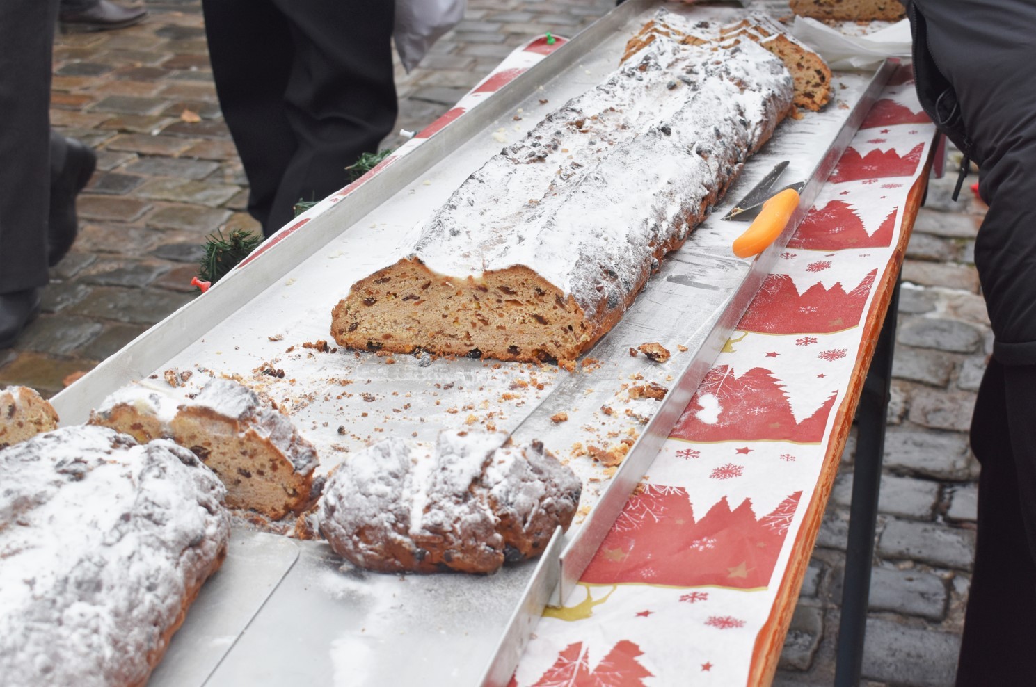Der Bauernmarkt im Advent startet traditionell mit dem Stollenanschnitt.