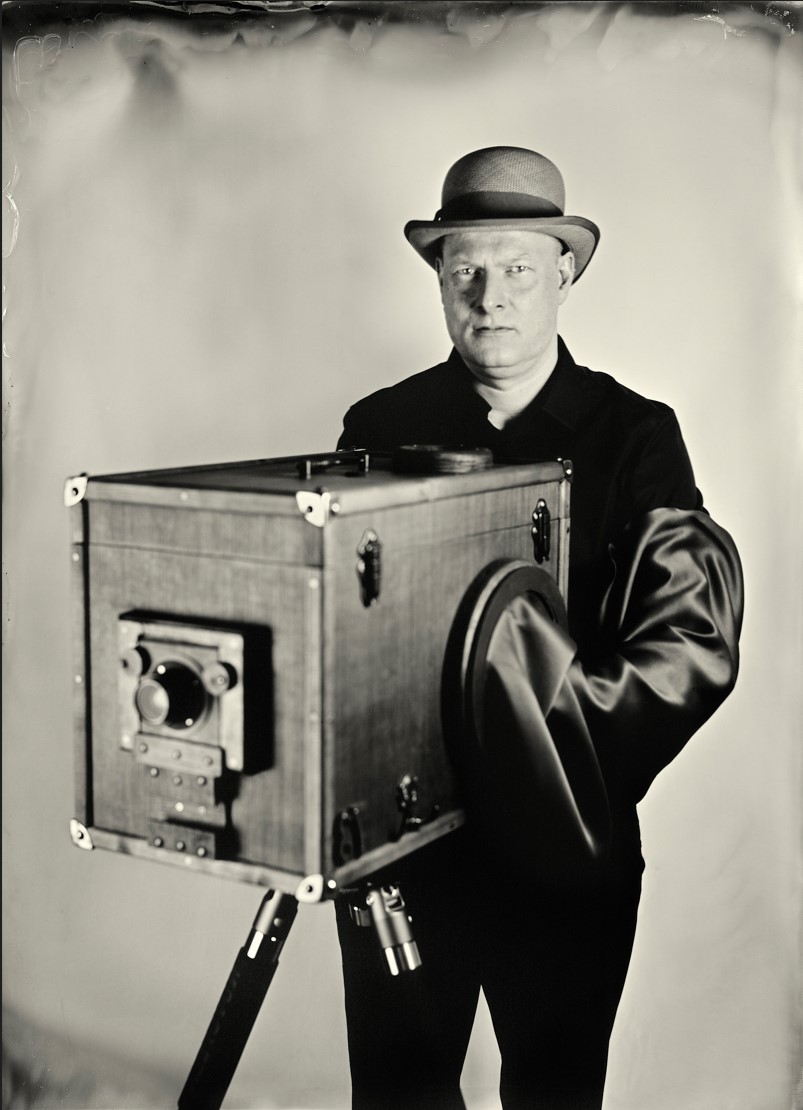 Portraitaufnahmen wie vor 100 Jahren: Marc Kairies bringt die „erste“ Sofortbildkamera der Welt in die Kulturmühle Parchim. 