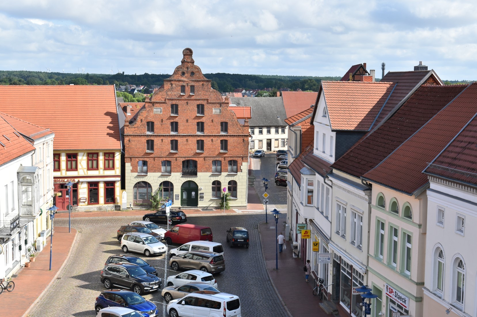 Zur Beruhigung des Verkehrs in der Langen Straße ändern sich am Alten Markt und in der Straße „Am Marstall“ die Verkehrsregeln.