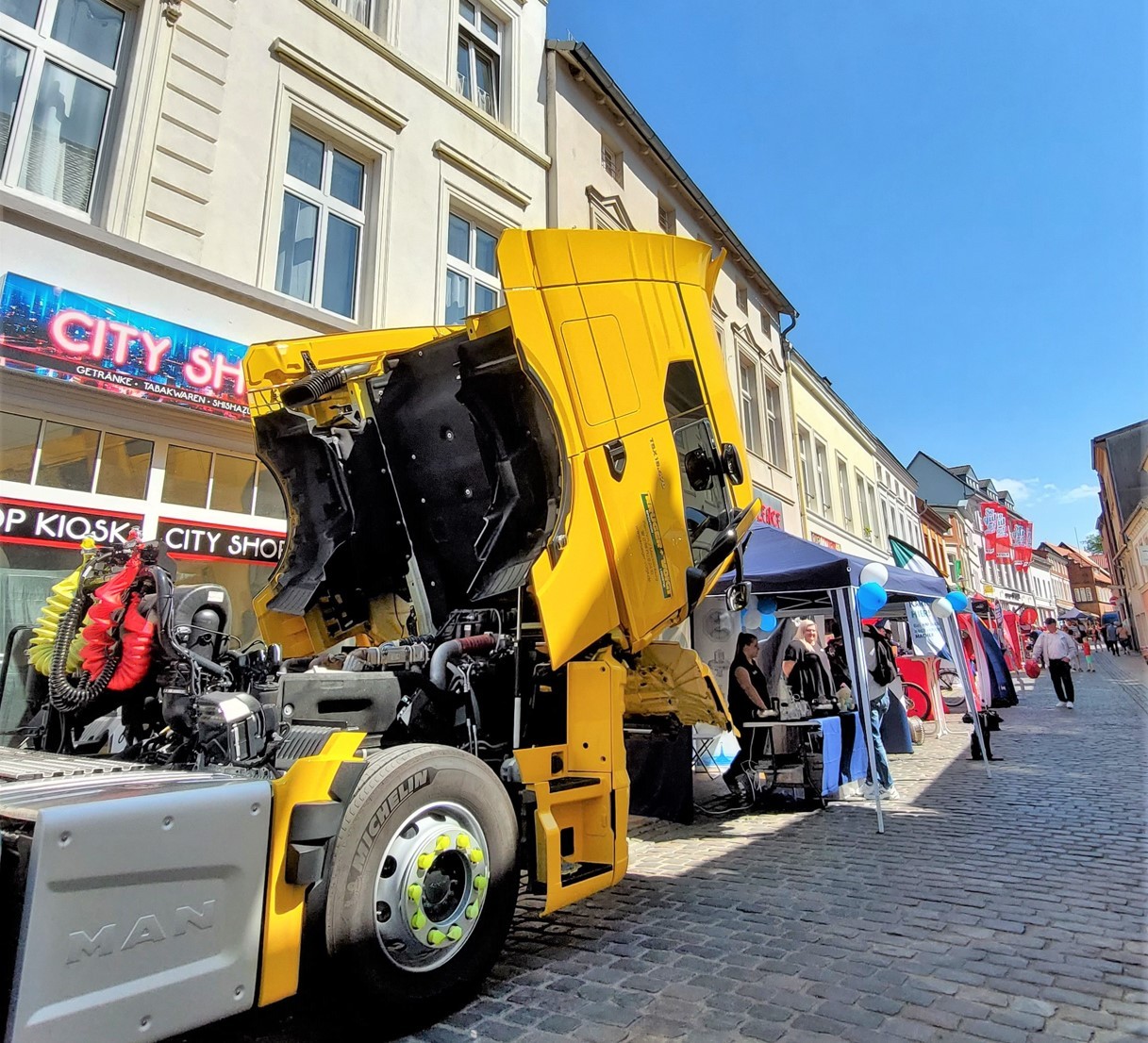 Ein Erfolgskonzept: Auf der „Parchimer Wirtschaftsmeile“ werden Unternehmen und Arbeitskräfte in ungezwungener Atmosphäre während des Stadtfestes zusammengebracht.
