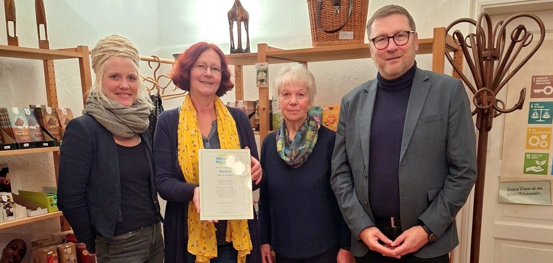 Die Präsentation der „Fairtrade-Urkunde im Eine-Welt-Laden, in der Parchimer Mühlenstraße. 