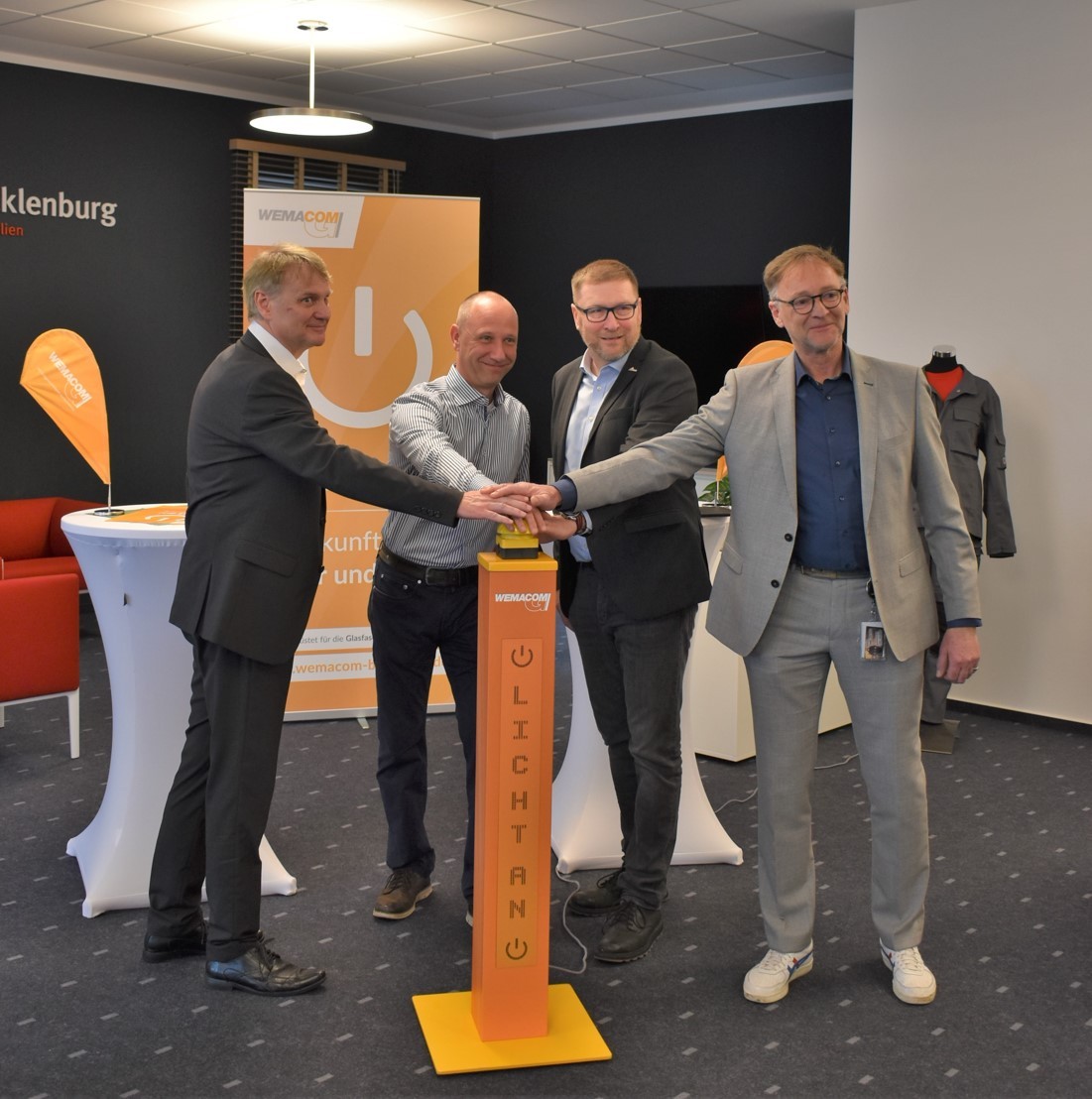 DBL-TSM-Geschäftsführer Knut Wetzig Parchims, Bürgermeister Dirk Flörke und die WEMACOM-Geschäftsführer Volker Buck und Torsten Speth sorgten gemeinsam für das symbolische „Licht an!“ für den Breitbandausbau in Parchims Gewerbegebieten