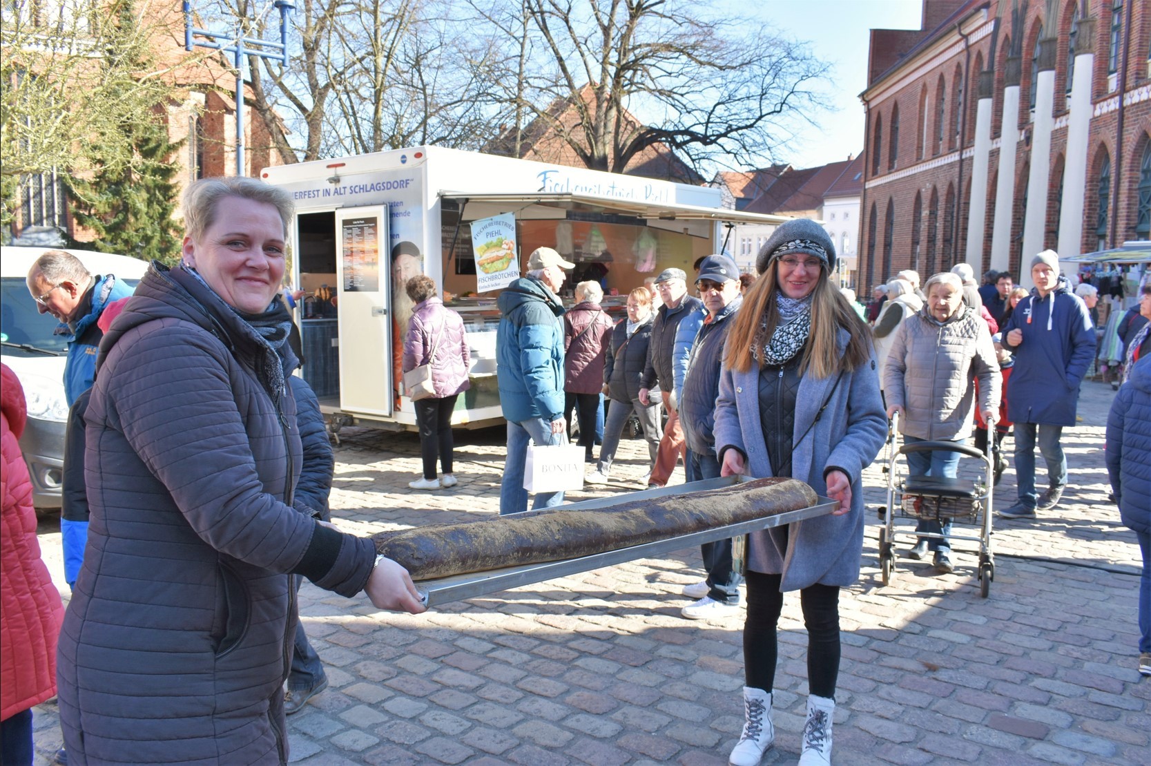 Zur Eröffnung des Frühlingsmarktes fast schon Tradition: Antje Will und Gabi Wolff aus der Parchimer Stadtverwaltung präsentieren das Brot für die beliebten Schmalzstullen.