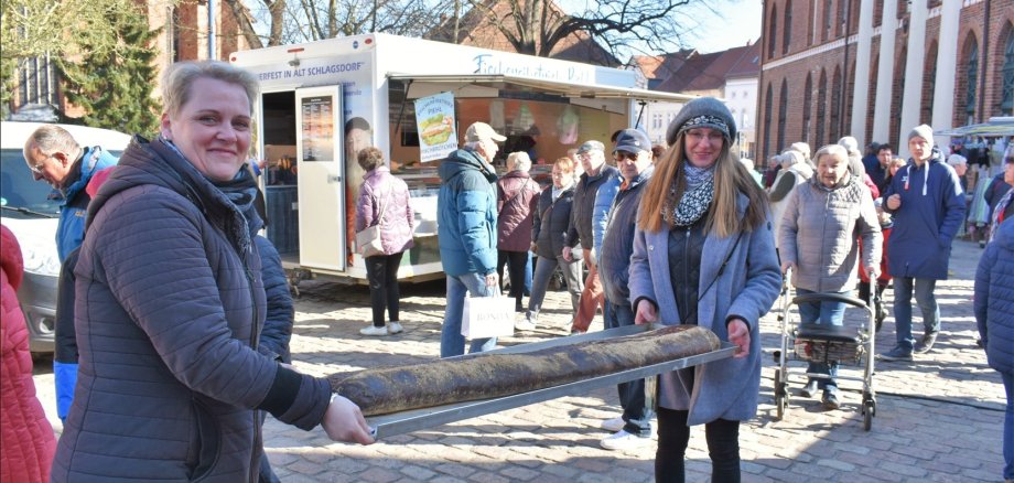 Zur Eröffnung des Frühlingsmarktes fast schon Tradition: Antje Will und Gabi Wolff aus der Parchimer Stadtverwaltung präsentieren das Brot für die beliebten Schmalzstullen.