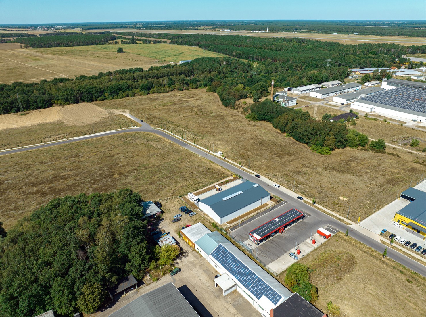 Blick über die Gewerbegebiete am westlichen Stadtrand der Kreisstadt Parchim.
