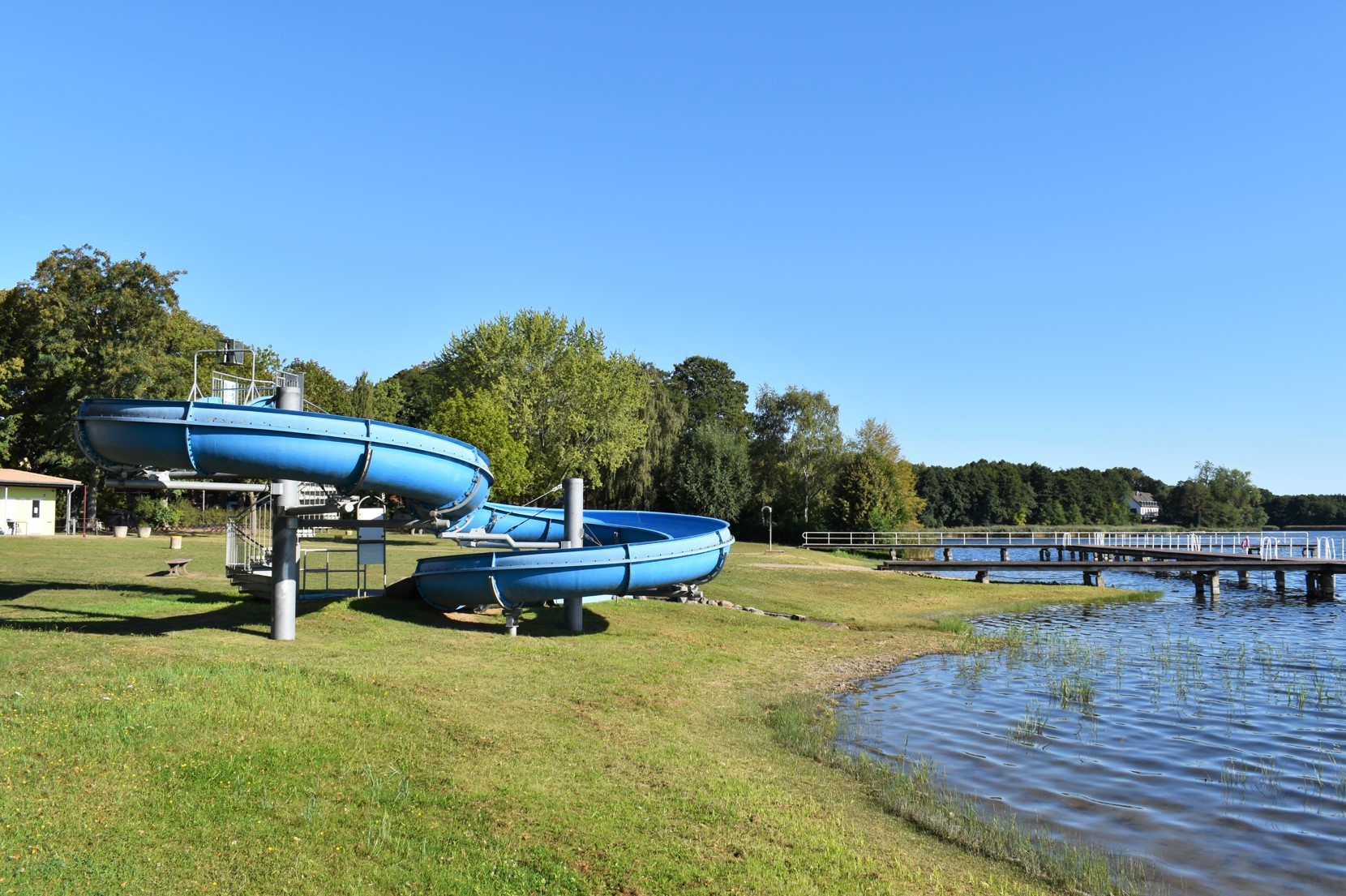 Baden, Sonne tanken, entspannen - Das Parchimer Naturbad am Wockersee.