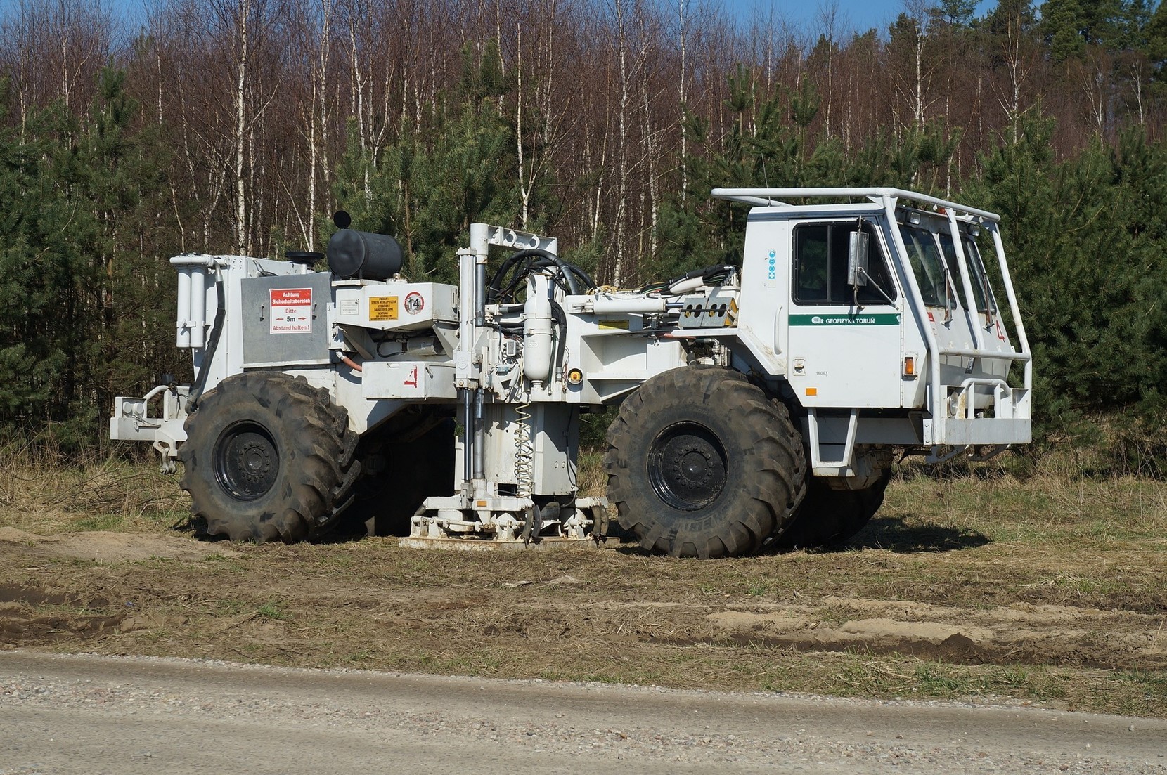 Sogenannte Vibrofahrzeuge führen die seismischen Messungen in Parchim durch.