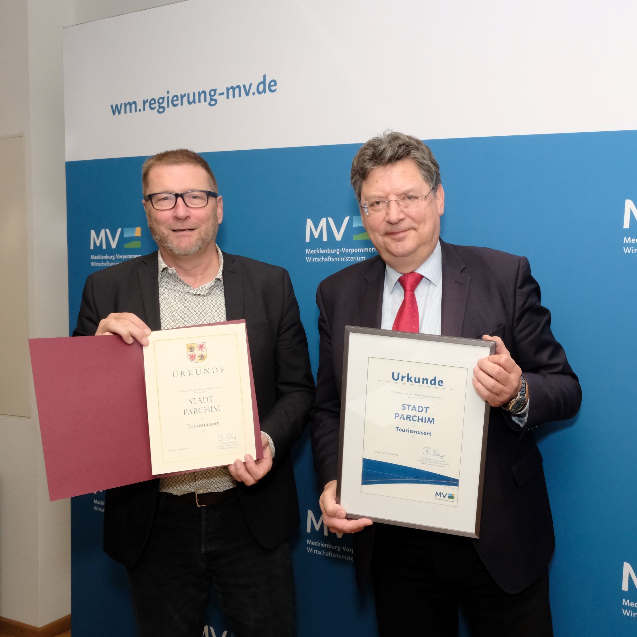 Minister Meyer und Bürgermeister Flörke bei der Übergabe der Urkunde.