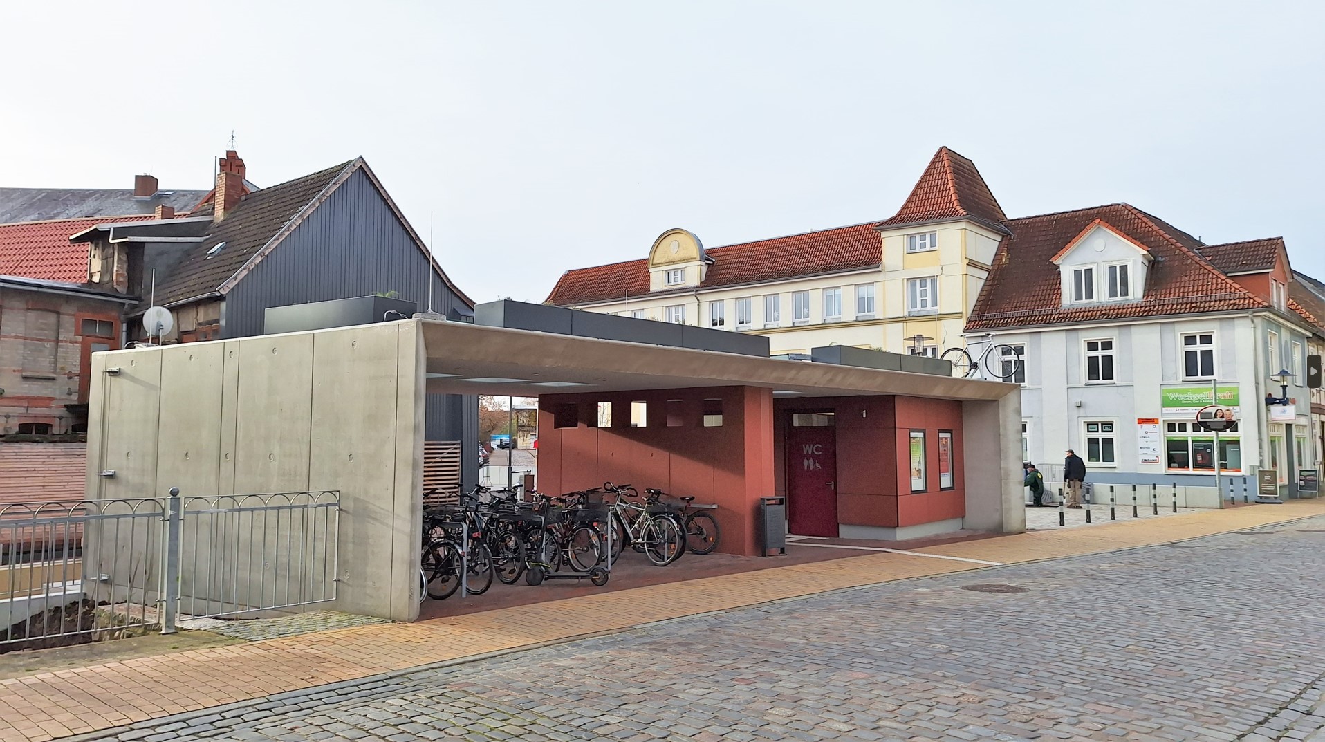 Das öffentliche WC am Parchimer Mönchhof ist erneut Ziel von Vandalismus geworden. 