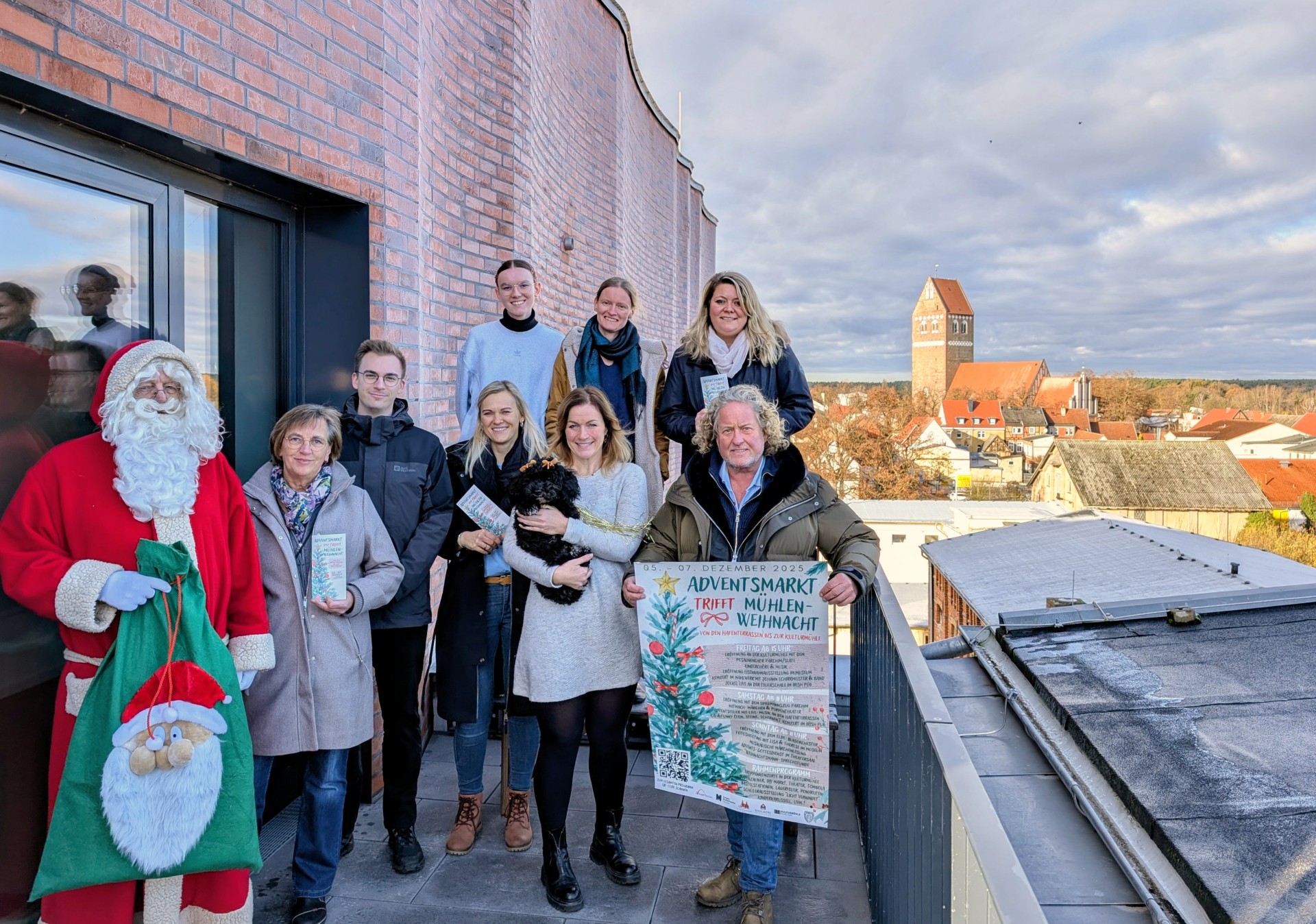 Die Organisatorinnen und Organisatoren präsentieren das Programm für „Adventsmarkt trifft Mühlenweihnacht“ in Parchim.