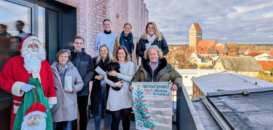 Die Organisatorinnen und Organisatoren präsentieren das Programm für „Adventsmarkt trifft Mühlenweihnacht“ in Parchim. Die Organisatorinnen und Organisatoren präsentieren das Programm für „Adventsmarkt trifft Mühlenweihnacht“ in Parchim.