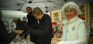 Der Bauernmarkt im Advent startet traditionell mit dem Stollenanschnitt. Der Bauernmarkt im Advent startet traditionell mit dem Stollenanschnitt.