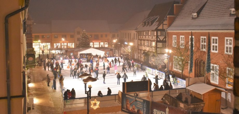 Auf der Eisbahn im Stadtzentrum Parchims soll am 4. Januar eine riesige 800 erstrahlen.