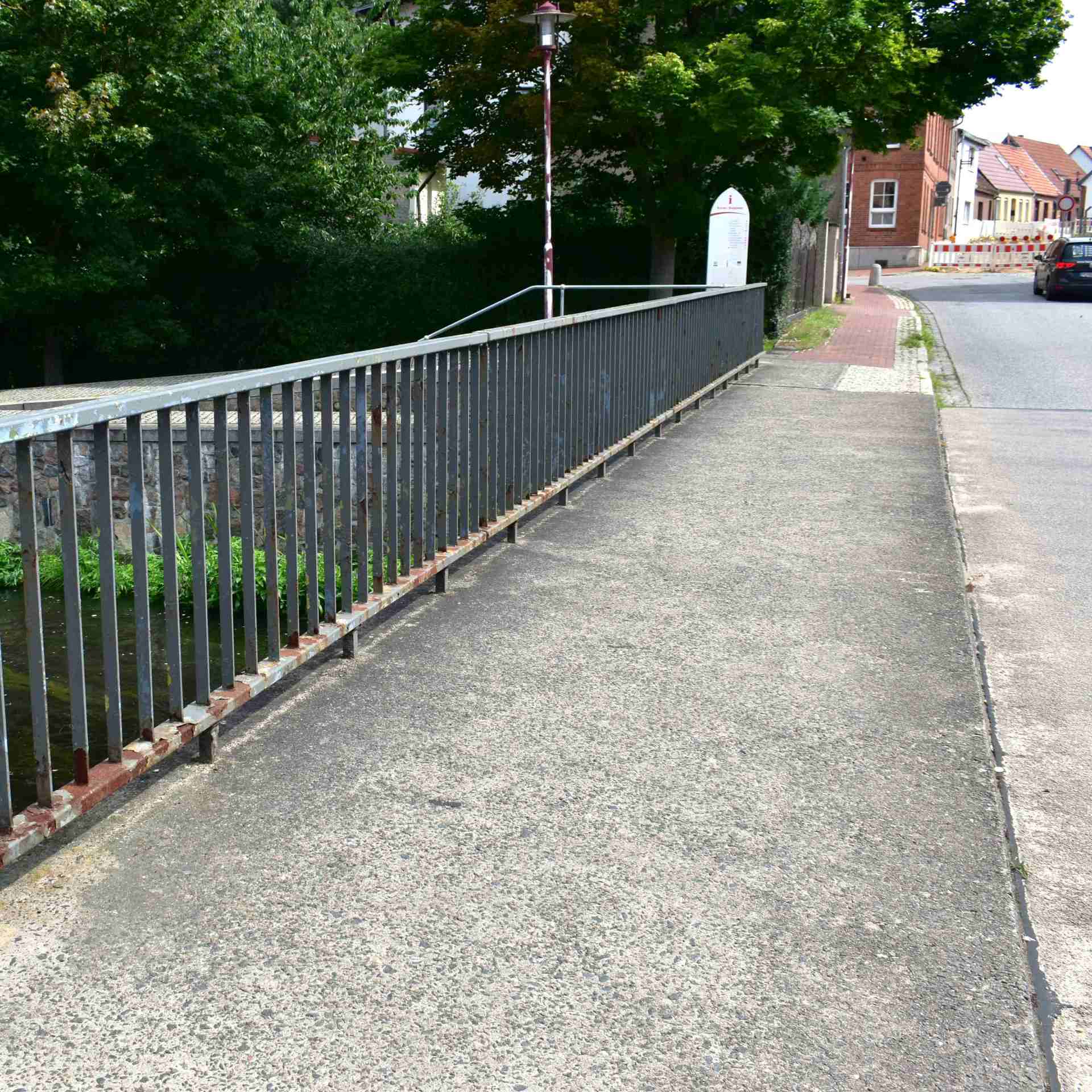 Ab Mitte August finden an der Brücke über die Elde Arbeiten am Brückengeländer statt.