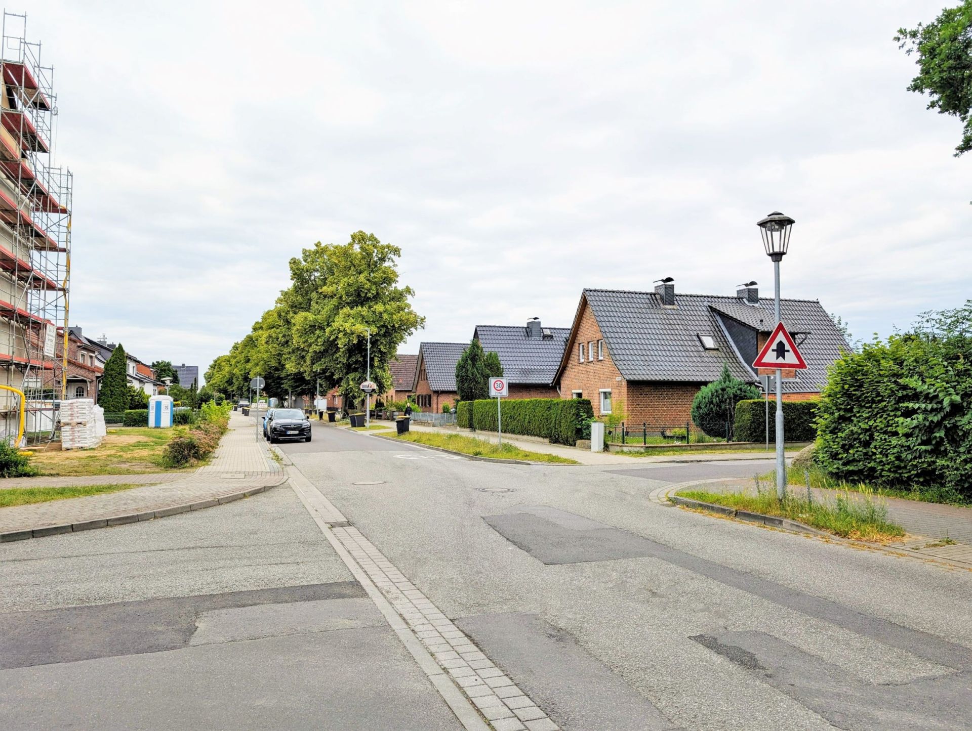 Zur Herstellung eines Hausanschlusses muss der Friedhofsweg in den nächsten Tagen gesperrt werden.