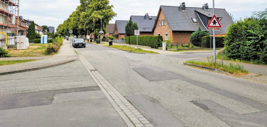 Zur Herstellung eines Hausanschlusses muss der Friedhofsweg in den nächsten Tagen gesperrt werden.