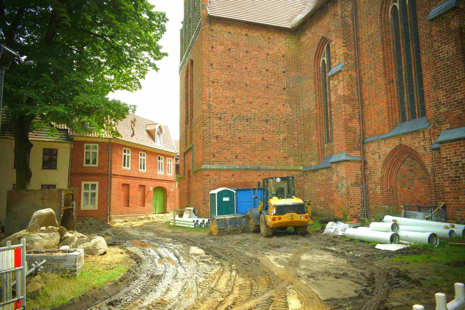 Bis etwa 1806 wurde das Umfeld der St. Georgenkirche als Bestattungsort genutzt. Mit Beginn der jetzigen Erdarbeiten traten diese erwarteten Überreste sichtbar zutage.