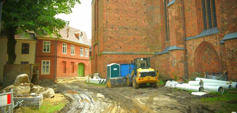 Bis etwa 1806 wurde das Umfeld der St. Georgenkirche als Bestattungsort genutzt. Mit Beginn der jetzigen Erdarbeiten traten diese erwarteten Überreste sichtbar zutage.