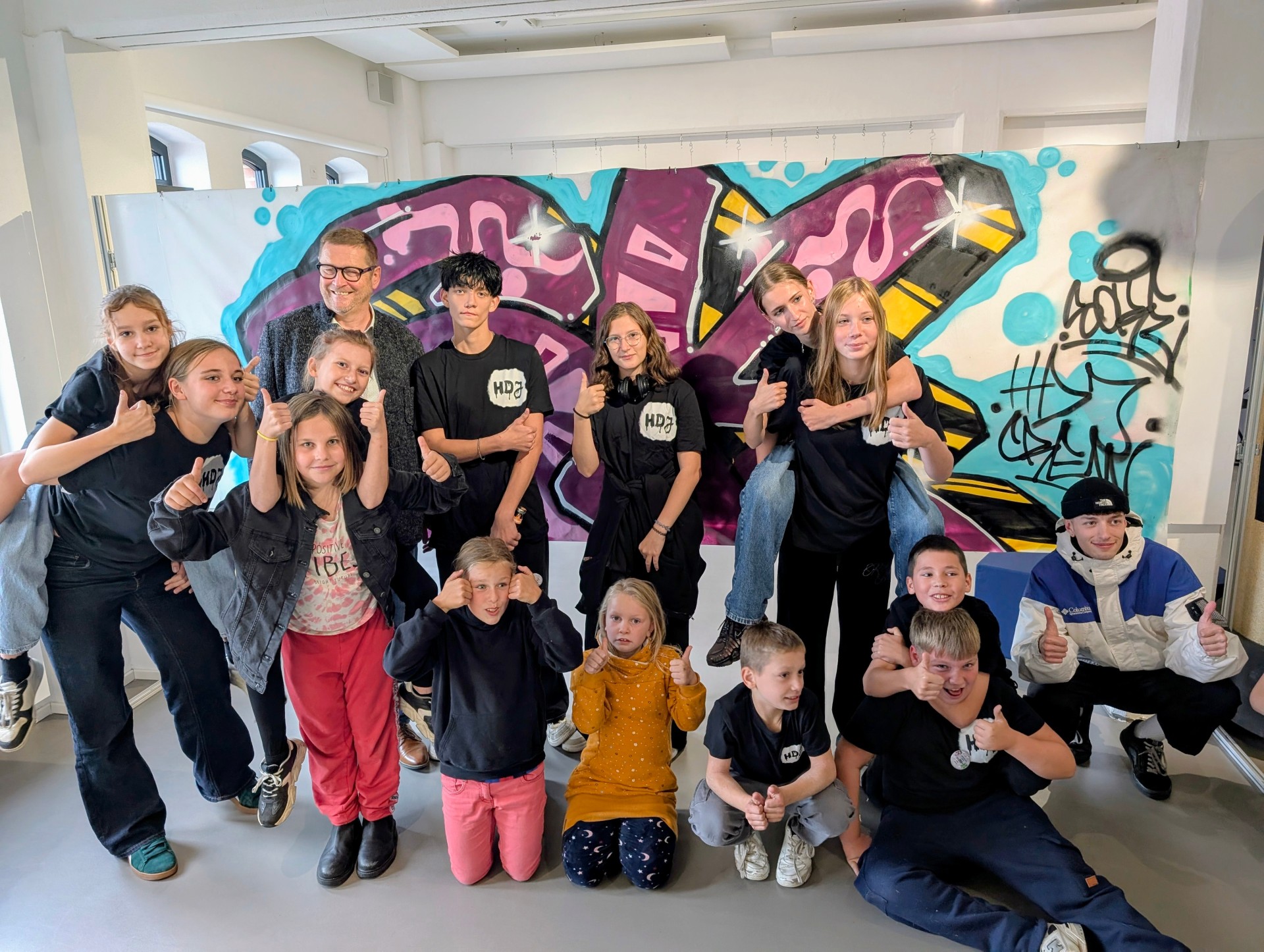 Das Team aus dem Haus der Jugend, präsentiert im Museum der Stadt Parchim die Ergebnisse aus dem Projekt „Kunst statt Zerstörung – Graffiti gegen Vandalismus“.