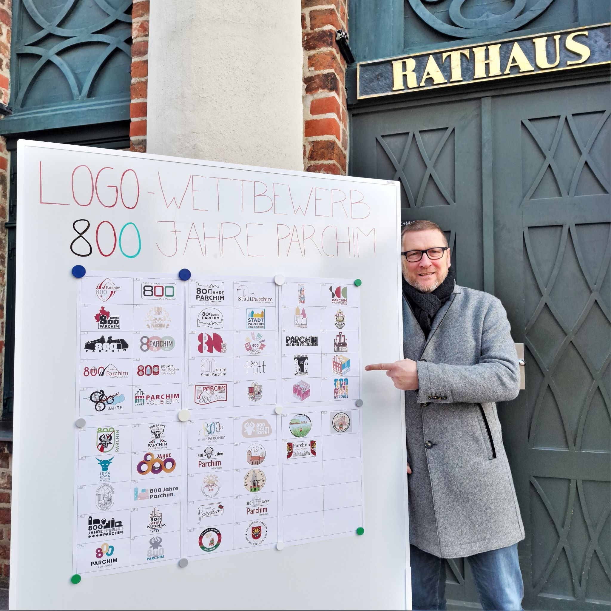 Bürgermeister Dirk Flörke ruft zur Abstimmung zum Jubiläums-Logo auf.