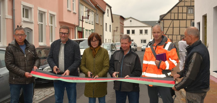Bürgermeister Dirk Flörke gibt die St. Marienstraße im Beisein von Planern und Verantwortlichen der Baufirmen offiziell frei.