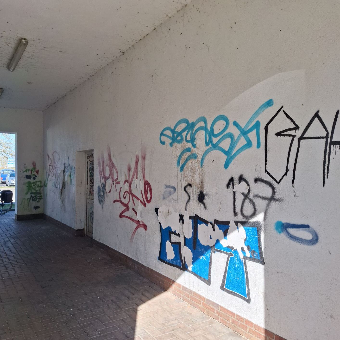 Die Durchgänge sind beliebte Treffpunkte für Jugendliche.