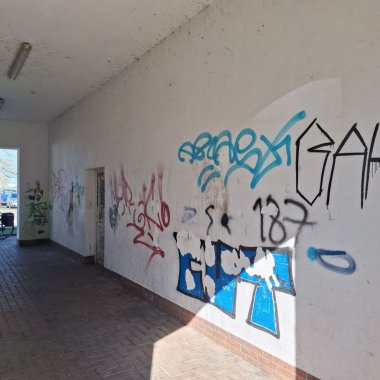 Die Durchgänge sind beliebte Treffpunkte für Jugendliche. Die Durchgänge sind beliebte Treffpunkte für Jugendliche.