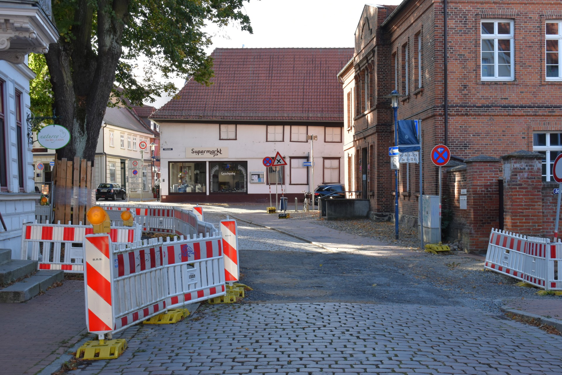 Rund um St. Georgen in Parchim: Die Bauarbeiten zur neuen Niederschlagswasserentwässerung erfordern die Sperrung der Lindenstraße.