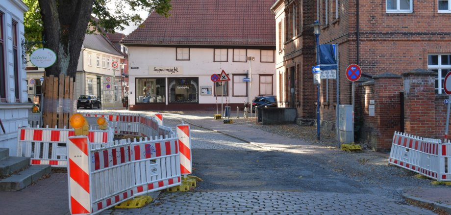 Rund um St. Georgen in Parchim: Die Bauarbeiten zur neuen Niederschlagswasserentwässerung erfordern die Sperrung der Lindenstraße.