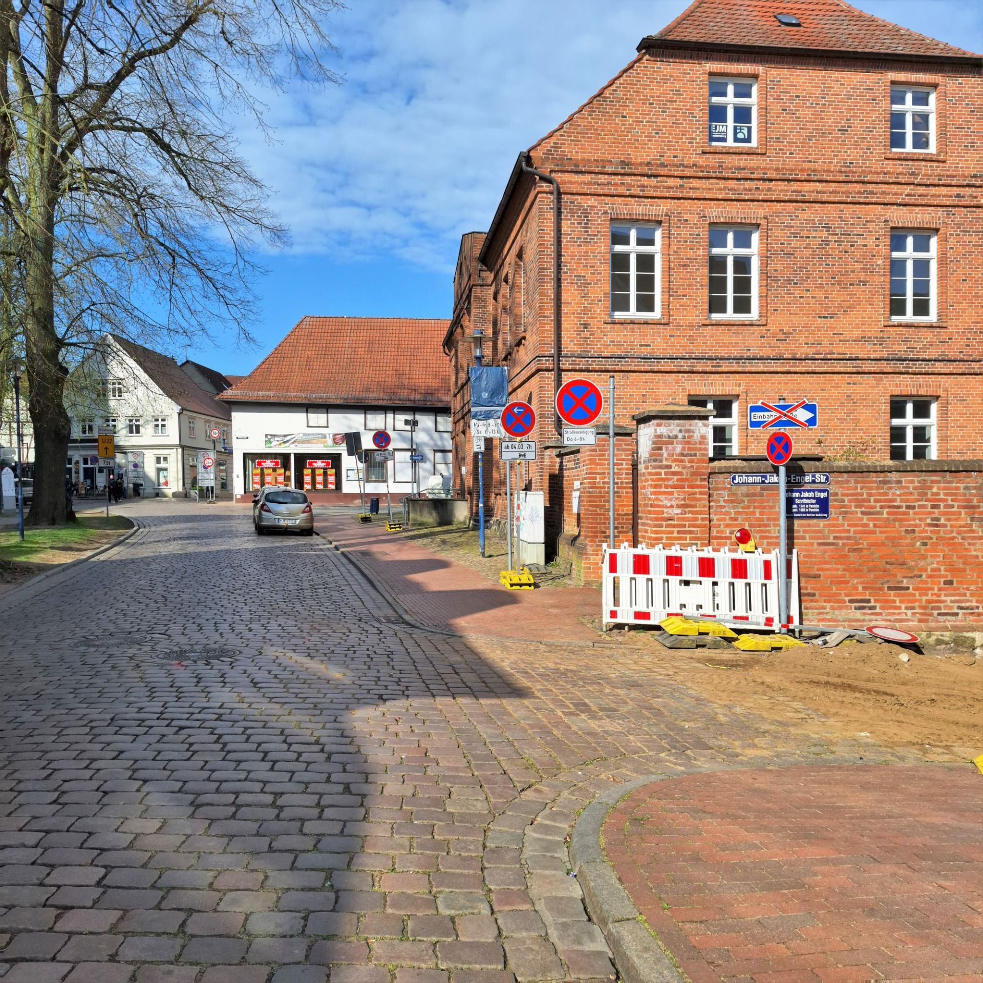 Rund um St. Georgen in Parchim: Die Bauarbeiten zur neuen Niederschlagswasserentwässerung erfordern die Sperrung der Lindenstraße.