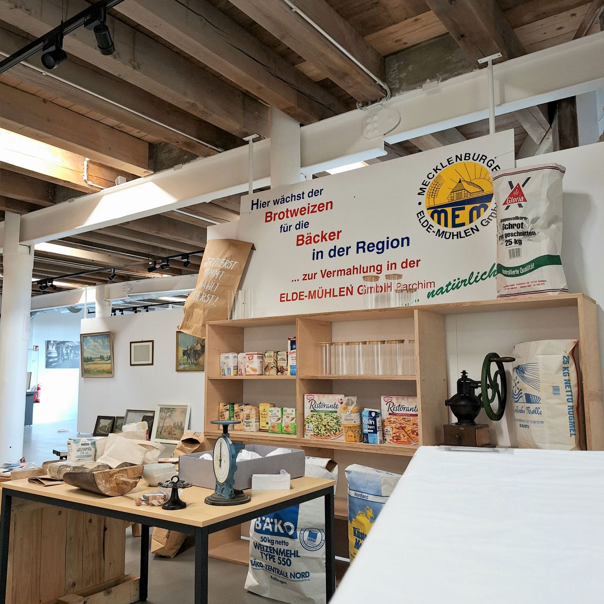 Blick in die Sonderausstellung „ELDE – MÜHLE – MEHL. Ein Haus erzählt Geschichte“