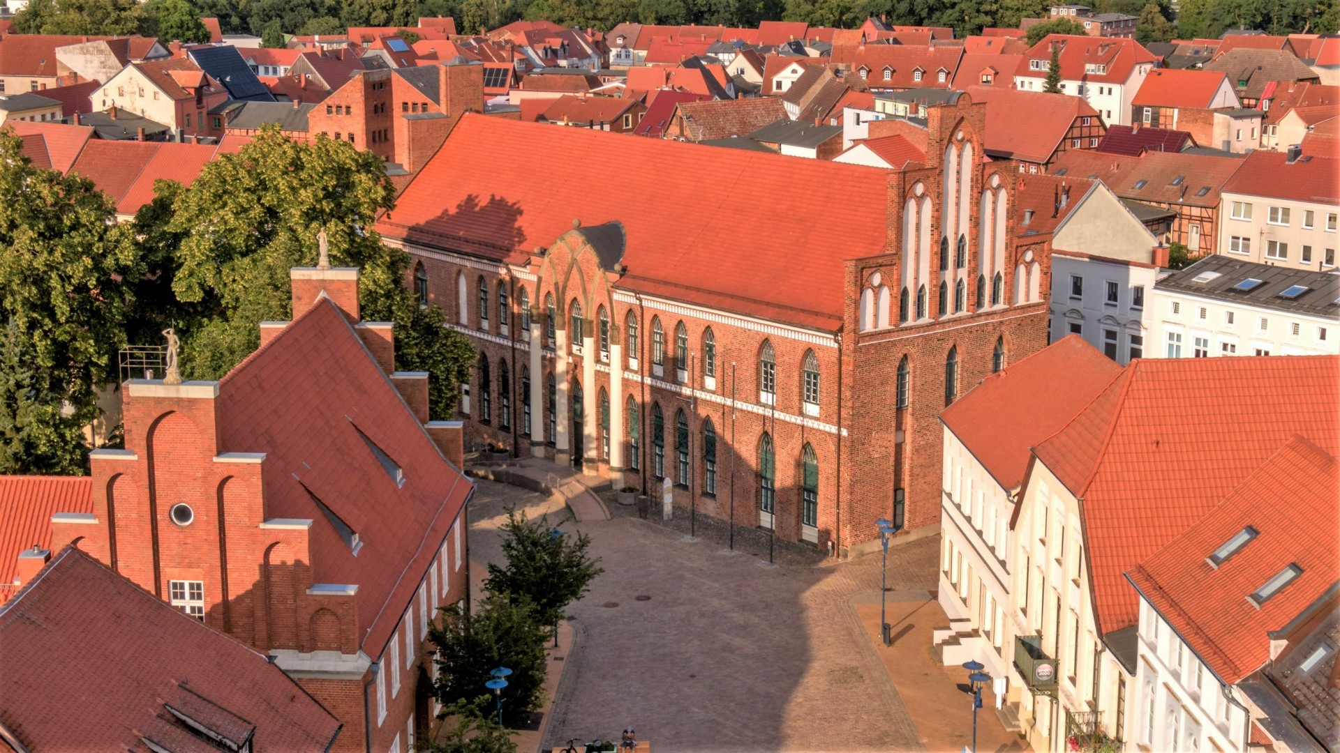 Das Rathaus in der historischen Parchimer Altstadt.